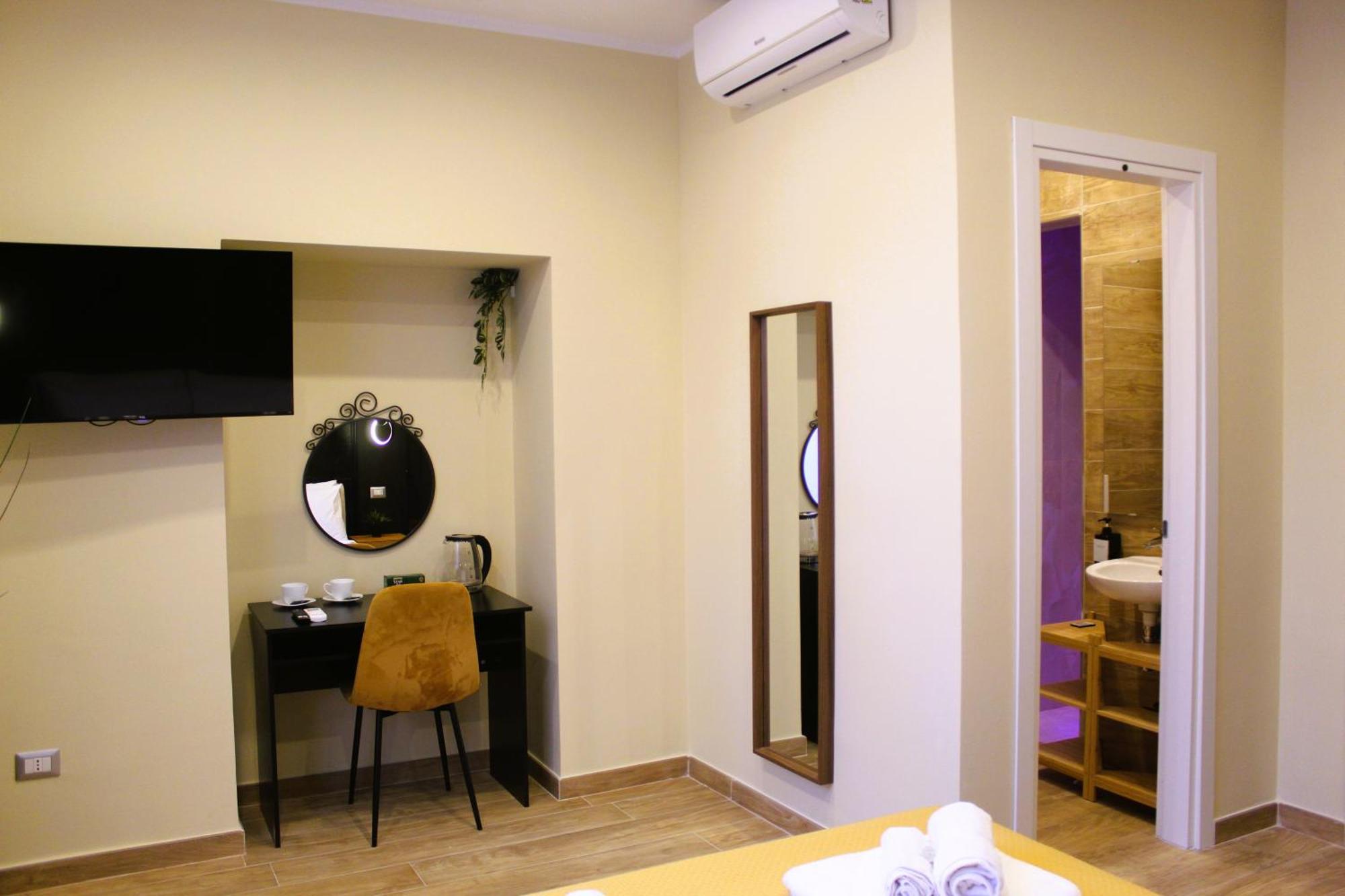 Blackwoody Contemporary Rooms - Napoli Centro Storico Via Toledo Dış mekan fotoğraf
