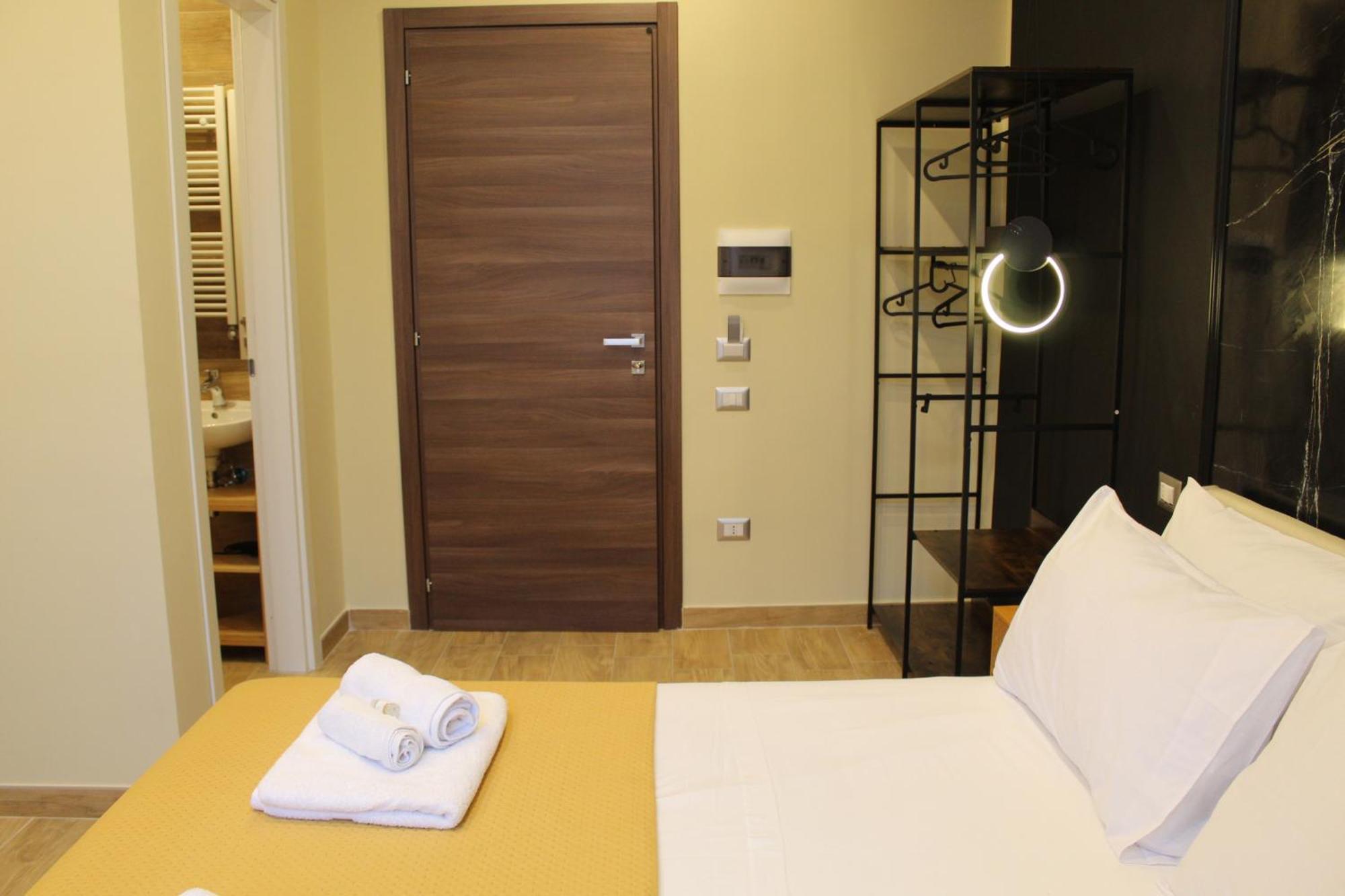 Blackwoody Contemporary Rooms - Napoli Centro Storico Via Toledo Dış mekan fotoğraf